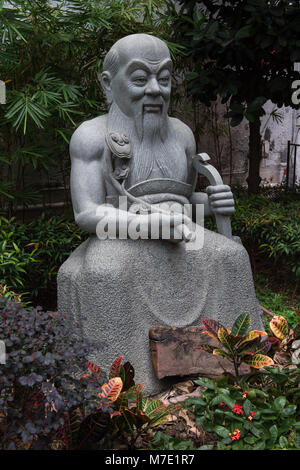 HONG KONG - CINA - marzo 07 ,2018: Statua di Shennong in Queen Street resto Giardino Bonham Street Sheung Wan.Il giardino ha più di 100 piante utilizzate Foto Stock