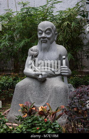 HONG KONG - CINA - marzo 07 ,2018: Statua di Shennong in Queen Street resto Giardino Bonham Street Sheung Wan.Il giardino ha più di 100 piante utilizzate Foto Stock