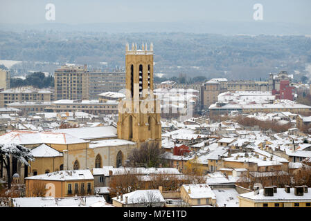 Vista su Aix-en-Provence e la sua cattedrale sotto la neve in inverno Provence Francia Foto Stock