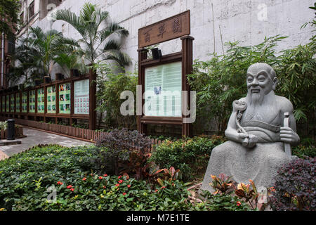 HONG KONG - CINA - marzo 07 ,2018: Statua di Shennong in Queen Street resto Giardino Bonham Street Sheung Wan.Il giardino ha più di 100 piante utilizzate Foto Stock