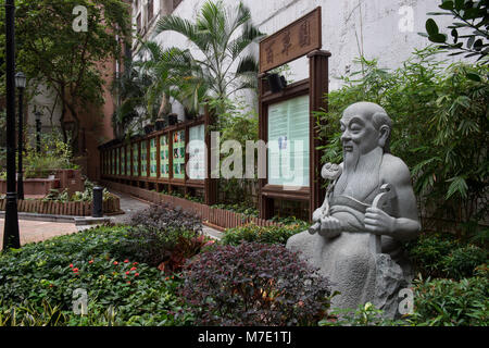 HONG KONG - CINA - marzo 07 ,2018: Statua di Shennong in Queen Street resto Giardino Bonham Street Sheung Wan.Il giardino ha più di 100 piante utilizzate Foto Stock