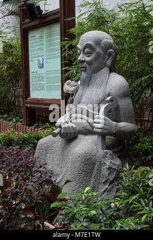 HONG KONG - CINA - marzo 07 ,2018: Statua di Shennong in Queen Street resto Giardino Bonham Street Sheung Wan.Il giardino ha più di 100 piante utilizzate Foto Stock