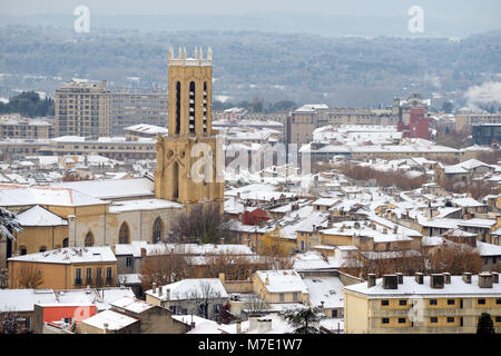 Vista su Aix-en-Provence e la sua cattedrale sotto la neve in inverno Provence Francia Foto Stock