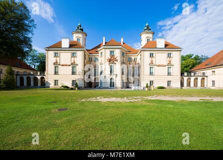 Facciata decorativi di stile barocco Bielinski Palace di Otwock Wielki (nei pressi di Varsavia) visto da un parco, Polonia Foto Stock