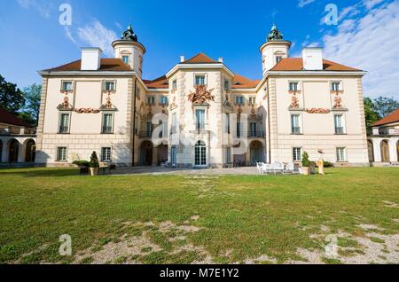 Facciata decorativi di stile barocco Bielinski Palace di Otwock Wielki (nei pressi di Varsavia) visto da un parco, Polonia Foto Stock