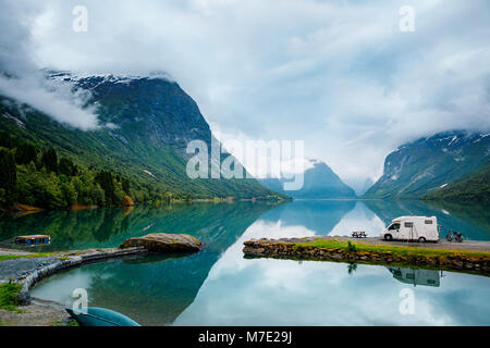 Vacanza per la famiglia travel RV, vacanza in camper, caravan auto vacanza. La bellissima natura della Norvegia paesaggio naturale. Foto Stock