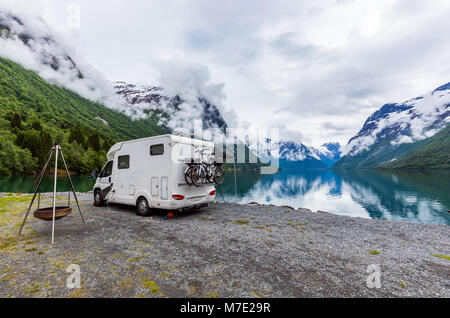 Vacanza per la famiglia travel RV, vacanza in camper, caravan auto vacanza. La bellissima natura della Norvegia paesaggio naturale. Foto Stock