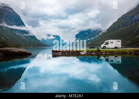 Vacanza per la famiglia travel RV, vacanza in camper, caravan auto vacanza. La bellissima natura della Norvegia paesaggio naturale. Foto Stock