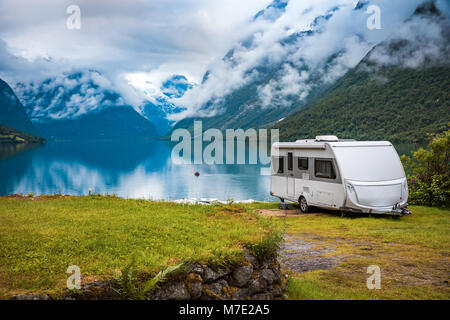 Vacanza per la famiglia travel RV, vacanza in camper, caravan auto vacanza. La bellissima natura della Norvegia paesaggio naturale. Foto Stock