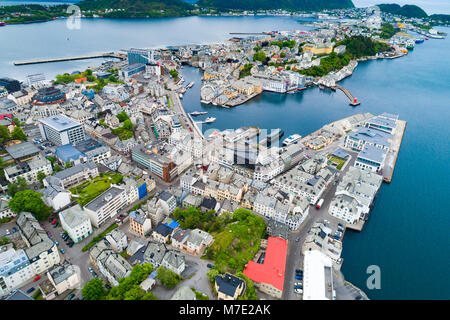 Aksla presso la città di Alesund , Norvegia riprese aeree. Si tratta di un porto di mare, ed è nota per la sua concentrazione di architettura Art Nouveau. Foto Stock
