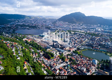 Bergen è una città e un comune in Hordaland sulla costa occidentale della Norvegia. Bergen è la seconda città più grande della Norvegia. La vista dalla altezza di b Foto Stock