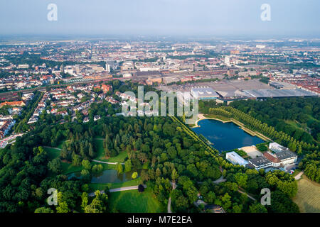 Il Comune della città di Brema antenna fuco FPV riprese. Brema è un importante fulcro culturale ed economico nelle regioni settentrionali della Germania. Foto Stock