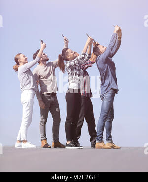 Vista posteriore. happy amici facendo un selfie. Foto Stock