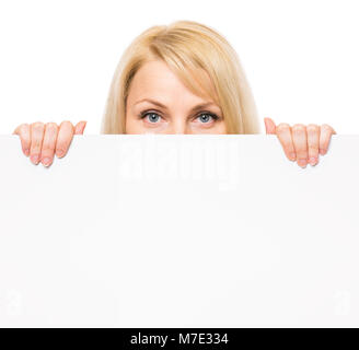 Donna con cartello vuoto Foto Stock