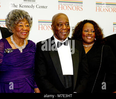 Chicago blues legend Buddy Guy e i membri della sua famiglia che arrivano per la formale dell'artista la cena in onore di destinatari del 2012 Kennedy Center Honors ospitati dagli Stati Uniti il Segretario di Stato Hillary Rodham Clinton presso l'U.S. Il Dipartimento di Stato a Washington D.C. il Sabato, 1 dicembre 2012. Il 2012 honorees sono Buddy Guy, attore Dustin Hoffman, a tarda notte host David Letterman, ballerina Natalia Makarova, e il British rock band Led Zeppelin (Robert Plant, Jimmy Page e John Paul Jones). Credito: Ron Sachs / CNP /MediaPunch Foto Stock