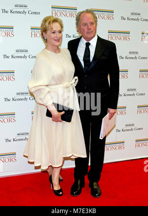 Meryl Streep e Don Gummer arrivare per la formale dell'artista la cena in onore di destinatari del 2012 Kennedy Center Honors ospitati dagli Stati Uniti il Segretario di Stato Hillary Rodham Clinton presso l'U.S. Il Dipartimento di Stato a Washington D.C. il Sabato, 1 dicembre 2012. Il 2012 honorees sono Buddy Guy, attore Dustin Hoffman, a tarda notte host David Letterman, ballerina Natalia Makarova, e il British rock band Led Zeppelin (Robert Plant, Jimmy Page e John Paul Jones). Credito: Ron Sachs / CNP /MediaPunch Foto Stock