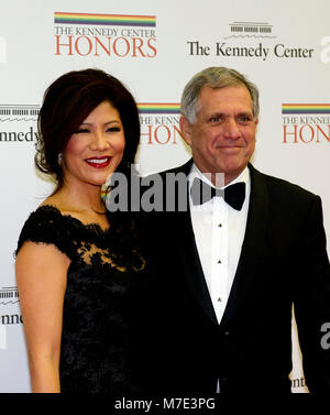 Les Moonves e Julie Chen arriva per la formale dell'artista la cena in onore di destinatari del 2012 Kennedy Center Honors ospitati dagli Stati Uniti il Segretario di Stato Hillary Rodham Clinton presso l'U.S. Il Dipartimento di Stato a Washington D.C. il Sabato, 1 dicembre 2012. Il 2012 honorees sono Buddy Guy, attore Dustin Hoffman, a tarda notte host David Letterman, ballerina Natalia Makarova, e il British rock band Led Zeppelin (Robert Plant, Jimmy Page e John Paul Jones). Credito: Ron Sachs / CNP /MediaPunch Foto Stock