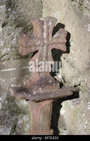 Rusty croce di ferro nel cimitero di San Machars Cattedrale. Vecchia Aberdeen, Scozia, Regno Unito. Marzo, 2018. Foto Stock