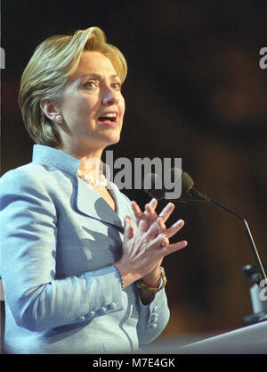 Prima signora Hillary Rodham Clinton, un candidato per il senato degli Stati Uniti da parte dello Stato di New York, parla di apertura notturna del 2000 Convenzione Nazionale Democratica in Los Angeles, California, Lunedì, Agosto 14, 2000. Credito: Ron Sachs / CNP/MediaPunch Foto Stock