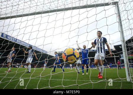 West Bromwich Albion Jay Rodriguez (destra) appare sconsolato dopo Leicester City's Vicente Iborra (non raffigurata) punteggi il suo lato del quarto obiettivo di gioco durante il match di Premier League al The Hawthorns, West Bromwich. Foto Stock