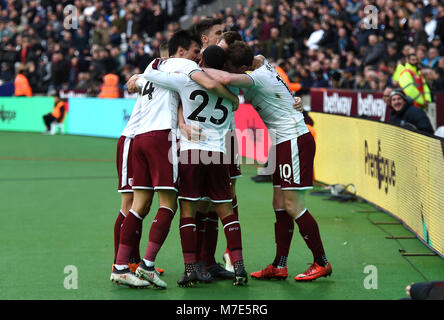 Burnley's Chris Wood (centro) punteggio celebra il suo lato il secondo obiettivo del gioco con compagni di squadra durante il match di Premier League al London Stadium. Stampa foto di associazione. Picture Data: sabato 10 marzo, 2018. Vedere PA storia SOCCER West Ham. Foto di credito dovrebbe leggere: Daniel Hambury/filo PA. Restrizioni: solo uso editoriale nessun uso non autorizzato di audio, video, dati, calendari, club/campionato loghi o 'live' servizi. Online in corrispondenza uso limitato a 75 immagini, nessun video emulazione. Nessun uso in scommesse, giochi o un singolo giocatore/club/league pubblicazioni. Foto Stock