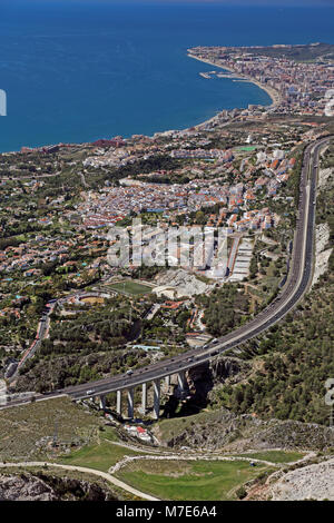 La AP-7 autopista autostrada serpenti passato Benalmadena sulla Costa del Sol, Spagna. Foto Stock