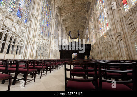 L'ante-camera e scuri in legno di quercia rood schermo (con l'organo sulla sommità di esso) nella Cappella del King s College, Università di Cambridge, Inghilterra. Foto Stock