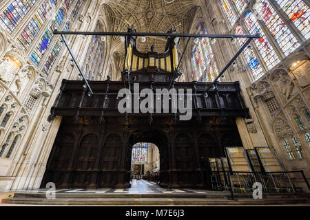 L'ante-camera e scuri in legno di quercia rood schermo (con l'organo sulla sommità di esso) nella Cappella del King s College, Università di Cambridge, Inghilterra. Foto Stock
