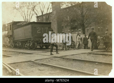 A mezzogiorno ora, 19 maggio 1909. I ragazzi che lavorano in Great Falls Mfg. Co., Somersworth, N.H. LOC nclc.01760 Foto Stock