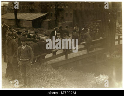 A mezzogiorno ora, 19 maggio 1909. I ragazzi che lavorano in Great Falls Mfg. Co., Somersworth, N.H. LOC nclc.01763 Foto Stock