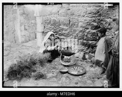 Tipi di contadini. Per la cottura in una casa contadina. (Ceramica pentola di cottura e thorn fire) matpc LOC.05924 Foto Stock