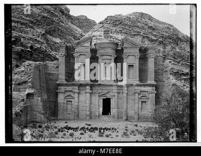 Una vista frontale di ed-Deir, il Monastero di Petra, in Giordania, che mostra la grandiosità e la bellezza architettonica di questa antica struttura nabatea. Foto Stock