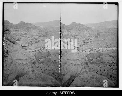 Petra (Wadi Musa). Area El-Habis. Qasr Bint lontano'a. Scena guardando giù dalla collina dell'acropoli. Wadi et-Turkmaniyyeh visto in lontananza matpc LOC.03108 Foto Stock