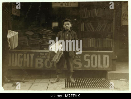 L'immagine cattura Hyman Alpert, un newsboy di 12 anni che aveva venduto giornali per tre anni. Hyman trascorse le sue serate al Boys Club, mettendo in evidenza la sua infanzia all'inizio del XX secolo. Foto Stock