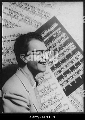 Questo ritratto cattura il famoso musicista jazz Dave Brubeck, con spartiti che fungono da sfondo. L'immagine mette in evidenza i suoi contributi alla musica jazz, riflettendo la sua eredità come figura pionieristica nel genere. Foto Stock
