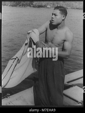 Un ritratto di Joe Louis, il leggendario pugile americano, scattato a Greenwood Lake, New York. L'immagine riflette il suo importante status nella storia della boxe. Foto Stock