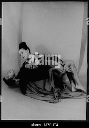 Ritratto di Martha Graham e Bertram Ross, come Clytemenestra e ad Orestes LCCN2004662955 Foto Stock