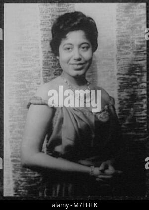 Un ritratto formale di Mattiwilda Dobbs, una cantante d'opera afroamericana nota per la sua voce da soprano e le sue esibizioni in teatri d'opera internazionali. Foto Stock