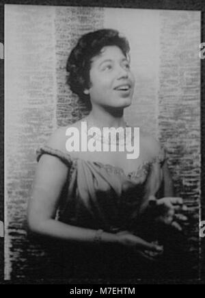 Un ritratto di Mattiwilda Dobbs, un influente soprano afroamericano noto per i suoi contributi all'opera. L'immagine la cattura come una figura chiave nella musica classica americana e il suo ruolo rivoluzionario nelle arti Foto Stock