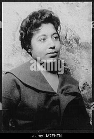 Un ritratto formale di Mattiwilda Dobbs, un soprano afroamericano acclamato noto per le sue esibizioni d'opera, evidenziando il suo contributo alle arti Foto Stock