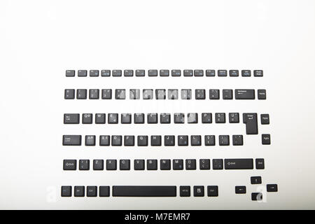 Vista aerea di una alfanumerica QWERTY computer tastiera con tasti neri su gradiente di argento al bianco con copia spazio sopra Foto Stock