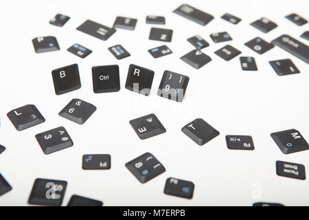 Tastiera per computer composto da allentati i coperchi a chiave da un computer con i quattro tasti in una stretta fino ad alto angolo di vista concettuale Foto Stock