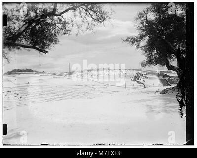 Una fotografia di Gerusalemme coperta di neve nel 1921, presa da lontano. Questa rara vista cattura la città in inverno, con i suoi edifici storici e il paesaggio. Foto Stock