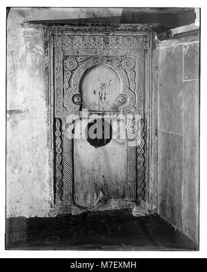 Questa immagine raffigura il luogo di preghiera di Salomone situato sotto la roccia della Cupola della roccia a Gerusalemme. Il sito è significativo sia nella tradizione islamica che in quella ebraica, segnando un punto di riferimento storico e religioso nella città. Foto Stock