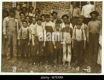 Alcuni dei lavoratori in Munford Cotton Mills. Il ragazzo più piccolo, medio, una fragile anemico giovane, ha dichiarato di aver avuto la levata oltre un anno. Ha detto che aveva dodici, ma ne dubito. Altri piccoli boy, su nclc LOC.01929 Foto Stock