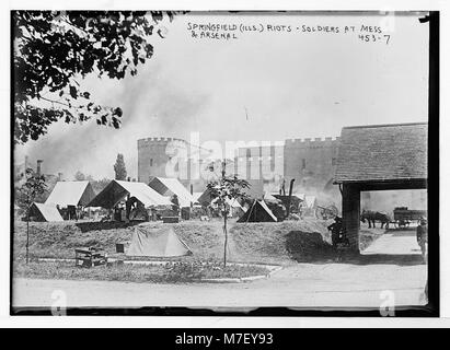 Le rivolte di Springfield, Illinois, sono raffigurate, mostrando soldati in disordine e arsenale. La scena rappresenta un momento storico chiave dei disordini, concentrandosi sulla presenza militare. Foto Stock