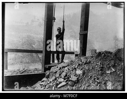 Oggetto : consente di carbone. -70 Welch Mining Co., Welch W. Va. Boy esecuzione di 'viaggio' corda a tipple. Incolto, ma sembrava 13 anni. Ha lavorato 10 ore al giorno. LOC nclc.05353 Foto Stock