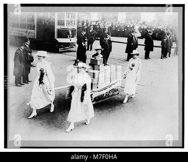 Una fotografia storica della parata del suffragio a New York il 23 ottobre 1915. L'evento faceva parte del più ampio movimento per i diritti di voto delle donne all'inizio del XX secolo. Foto Stock