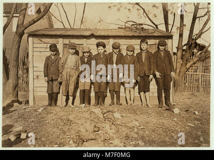 Domenica. I ragazzi che lavorano in Bibb Mill -1, Macon, Ga. Il ragazzo più alto sul lato destro (con cappuccio) Grady Olford, state in un mulino lavoro 5 anni. Prossima Claudie Bonner. Successivamente, Willie Dix. Prossima Hermie Allen nclc LOC.01645 Foto Stock