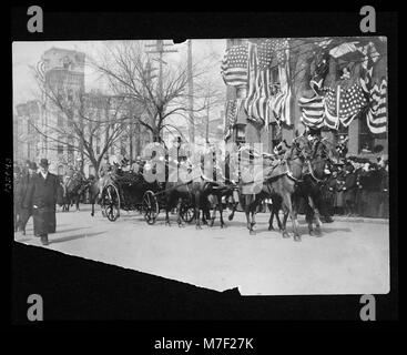 Theodore Roosevelt seduto in un carrello aperto lungo il tragitto per gli Stati Uniti Capitol sulla sua inaugurazione giorno suggerimenti il suo cappello a spettatori LCCN2004679196 Foto Stock